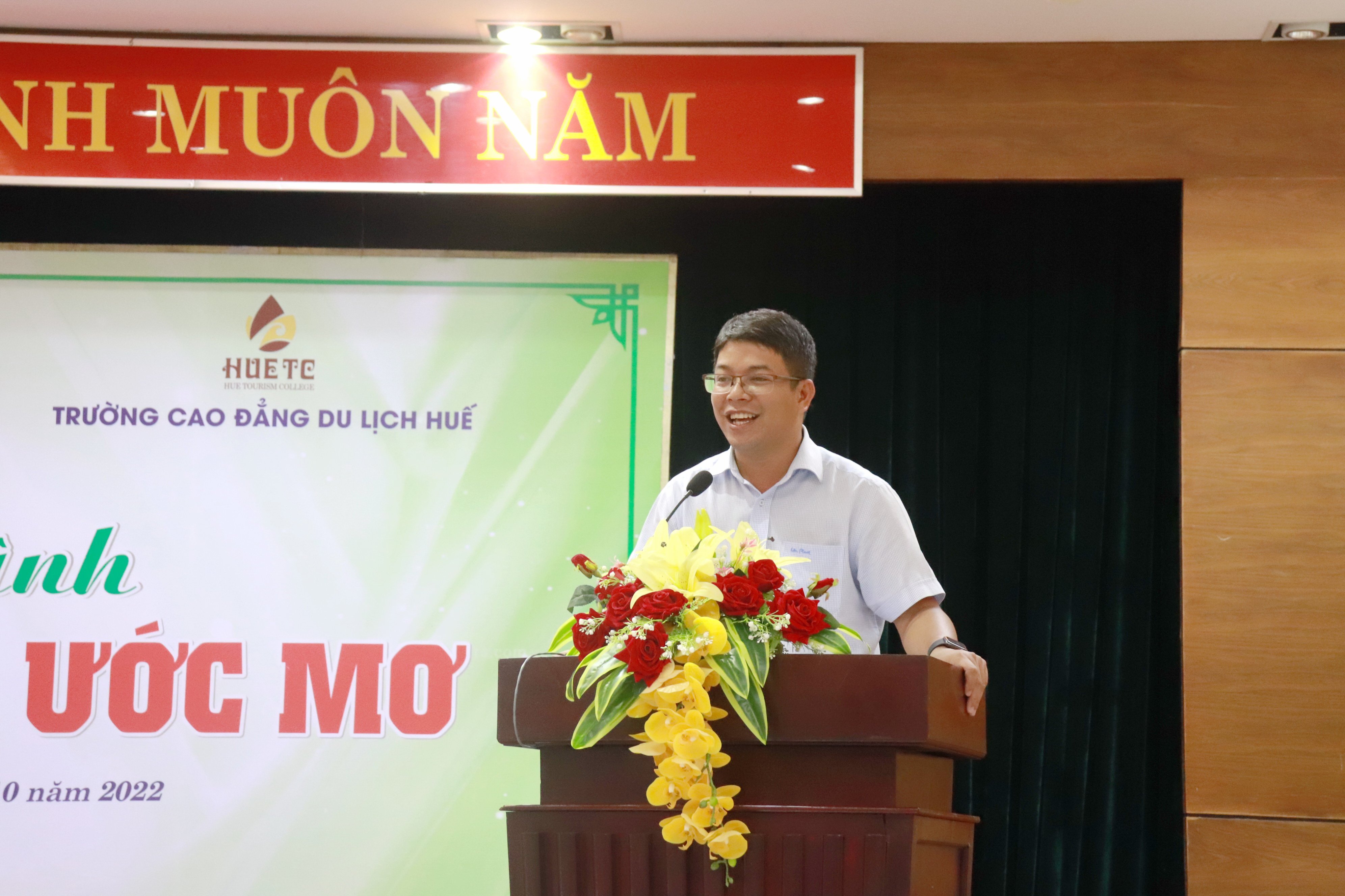 Ban Giám đốc Trung tâm DVVL Thanh niên tỉnh Thừa Thiên Huế phát biểu khai mạc chương trình